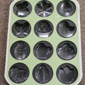 Spring-Themed 12-Cavity Wilton Cookie Pan
